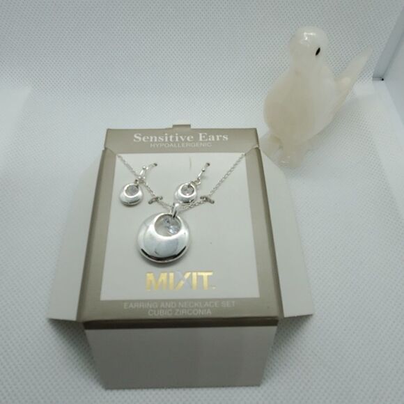 NWT Mixit Silver Necklace & Earrings Set - Picture 1 of 2